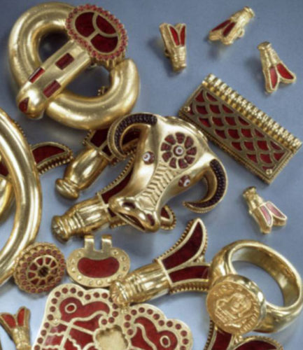 Panovník Childerik mal svoj poklad v zlatých šperkoch s granátmi