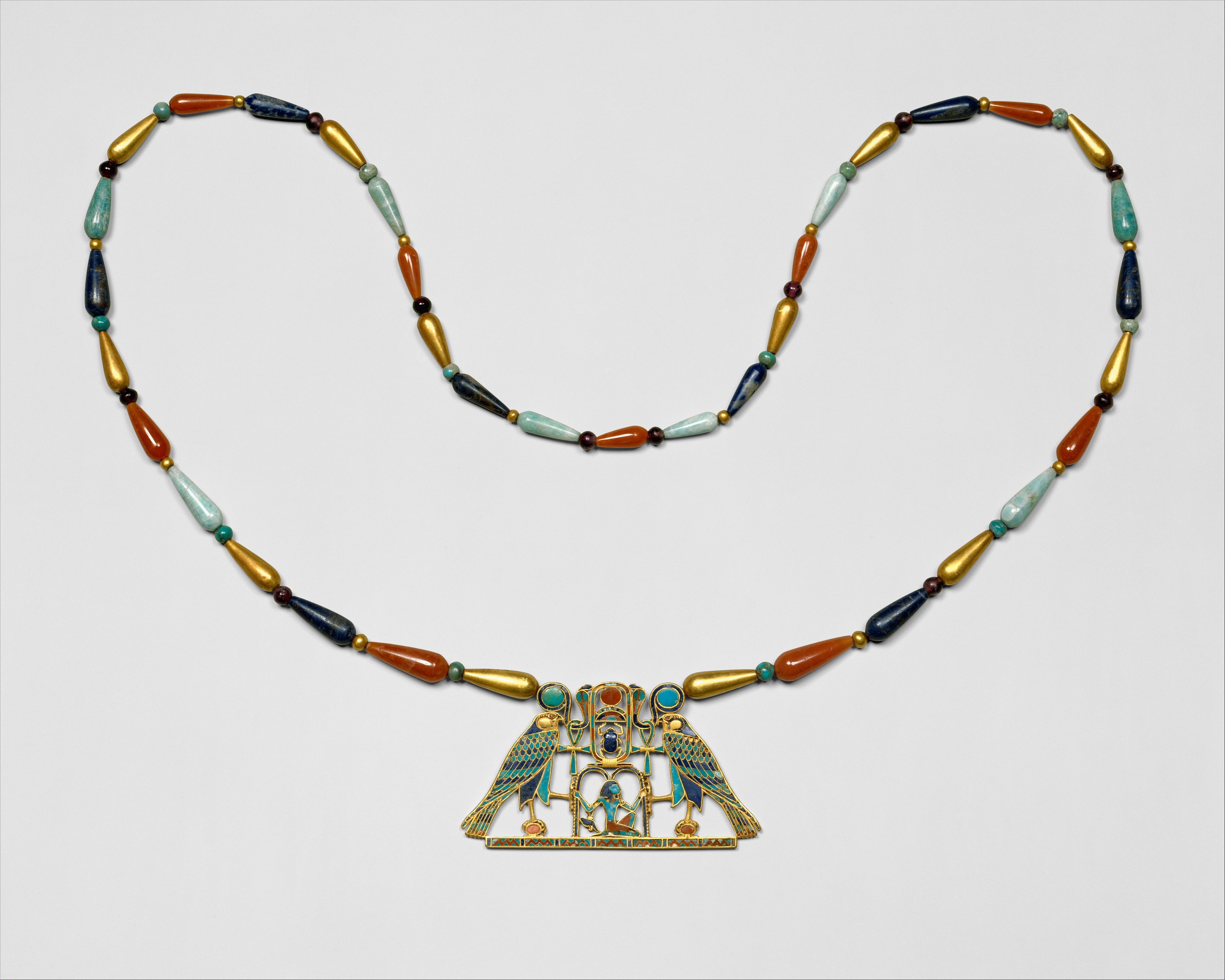 Drahokam granát v náhrdelníku v Starovekom Egypte