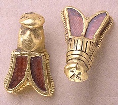300 zlatých včiel s granátom mal kráľ Childerik na svojom obradnom plášti ako ozdobné klenoty