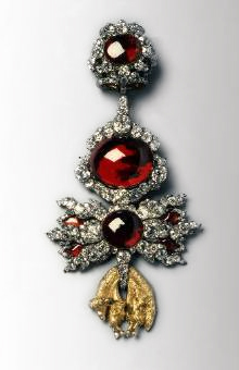 Rád Zlatého rúna je klenot s najväčším známym českým granátom.V šperku su 3 diamanty ako centralne kamene a okolo nich su osadene diamanty
