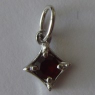 Prívesok s českým granátom 1041